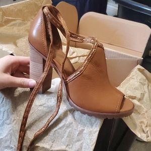 NEW- Frye Suzie Pickstitch Lug Heel